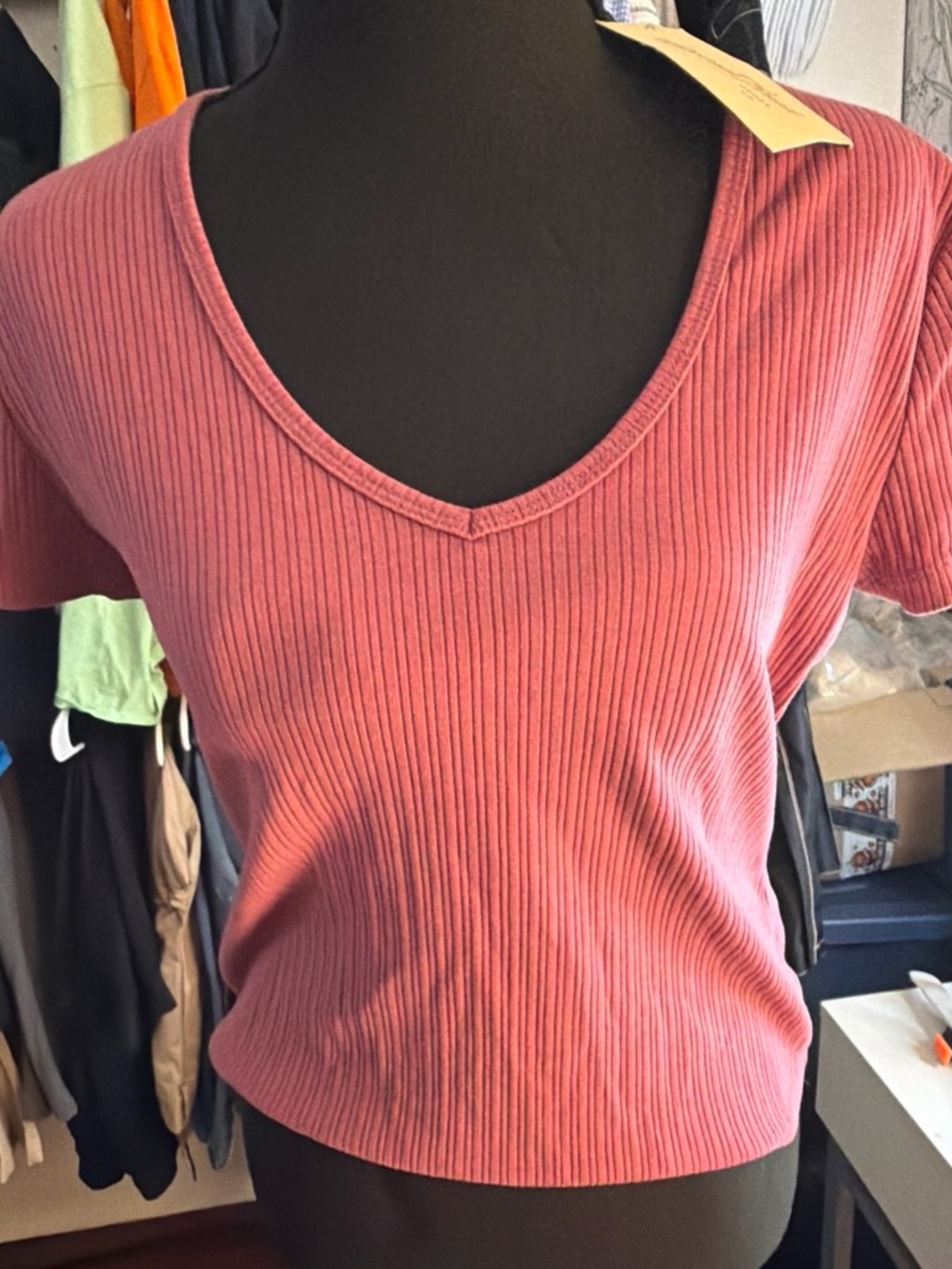 Universal Thread Short‑Sleeve Ribbed V‑Neck Top in Rose